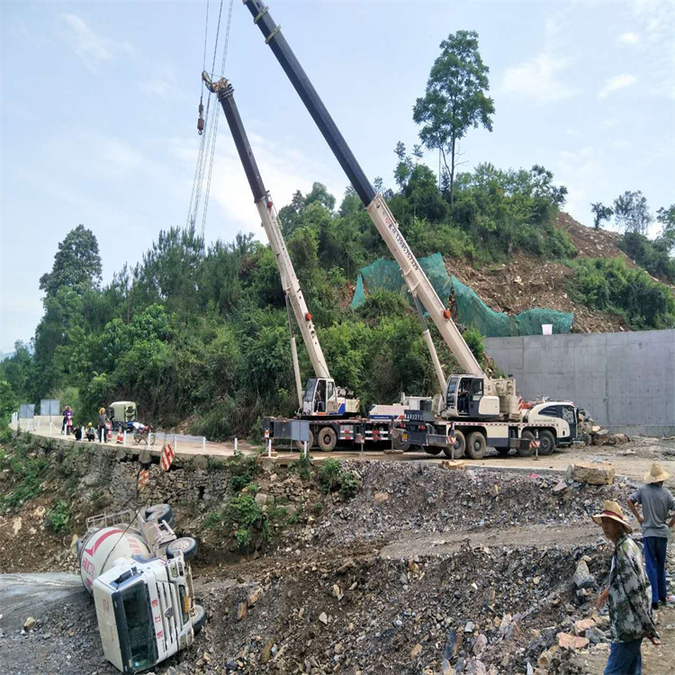毕节汽车掉沟里叫吊车救援要多少钱